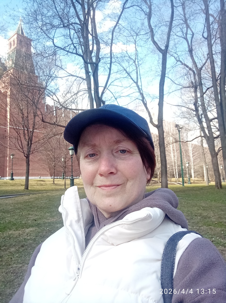 Автор на фоне Кремлевской стены с, кажется, Комендантской, башней. 