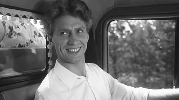 На худсовете заявили: „Он сниматься не будет, потому что послал киноначальника“. А потом цыганка заставила задуматься