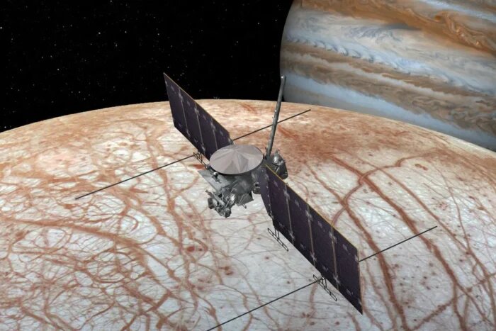 Иллюстрация космического аппарата NASA Europa Clipper, пролетающего над ледяным спутником Европы. Запущенный 14 октября 2024 года, он достигнет Европы в апреле 2030 года. Источник: NASA/JPL-Caltech