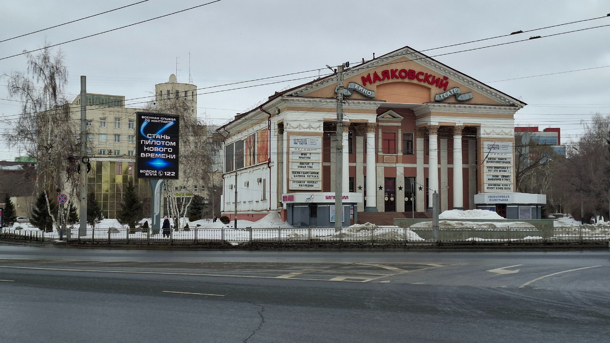 Кинотеатр Маяковский - первое,  что попалось на глаза в центре города. Здесь мы посмотрели "Грозовой перевал"  