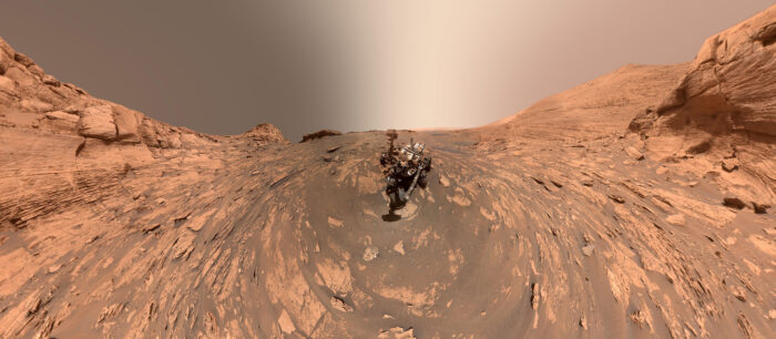 Марсоход НАСА Curiosity сделал это 360-градусное селфи, используя Mars Hand Lens Imager, или MAHLI, в конце своей роботизированной руки. Селфи включает в себя 81 индивидуальный снимок, сделанный 20 ноября 2021 года - 3303-й марсианский день миссии. Источник: NASA/JPL-Caltech/MSSS