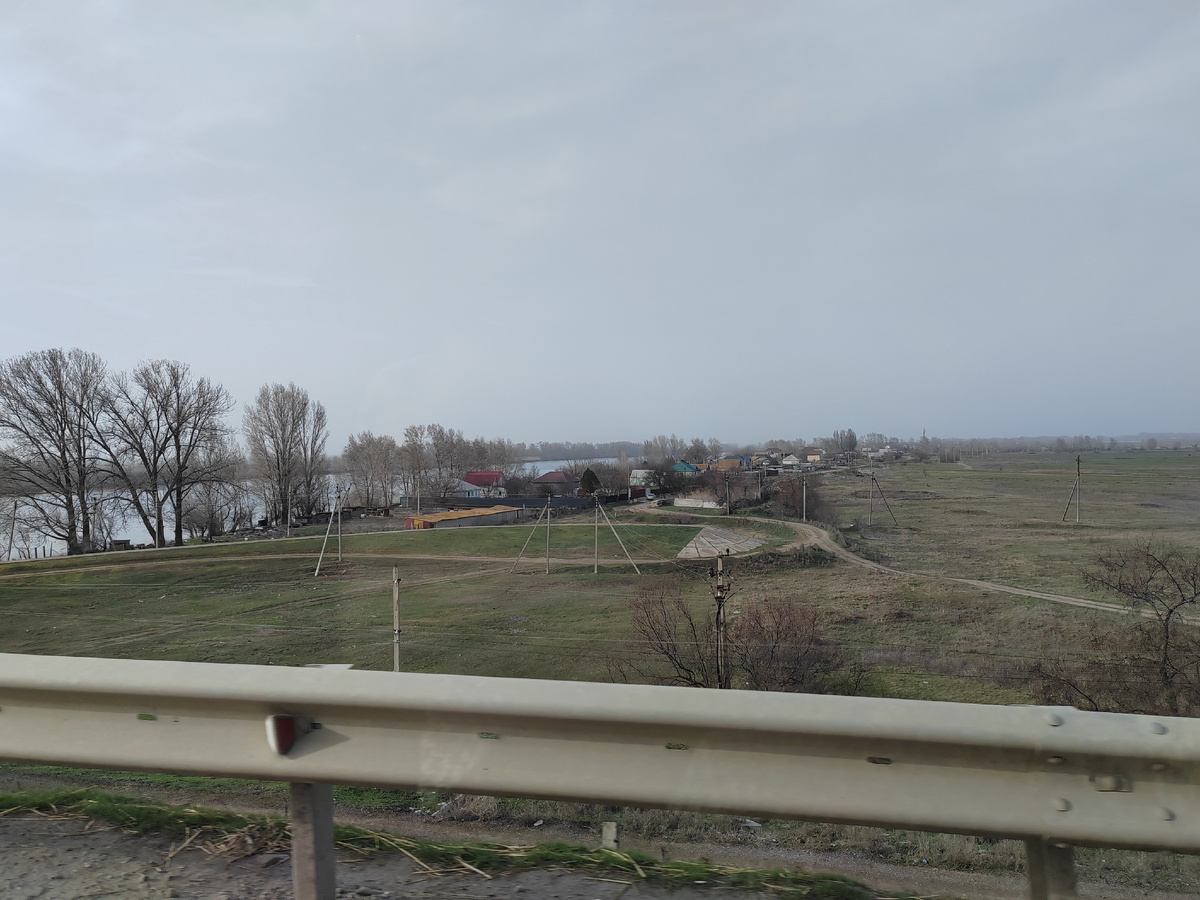 С моста. Белый Ильмень Красноярский округ  Астраханская область. 2026 г. Фото Бекмурзавеой С.