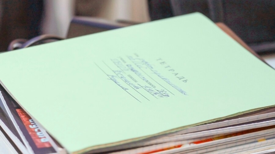 Учебный год продолжается и кипы тетрадей, бесконечные отчеты и подготовка к завтрашним урокам еще съедают всё свободное время