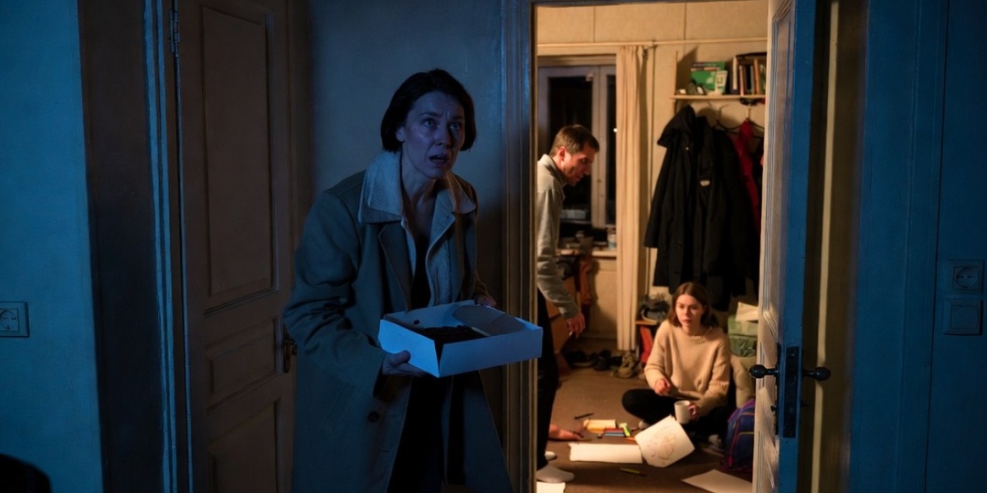 Я вернулась из командировки на день раньше… и услышала, как муж учит нашу дочь называть чужую женщину мамой