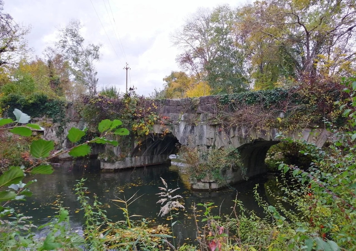 Чоргуньский мост-акведук XIX века на реке Чёрная 