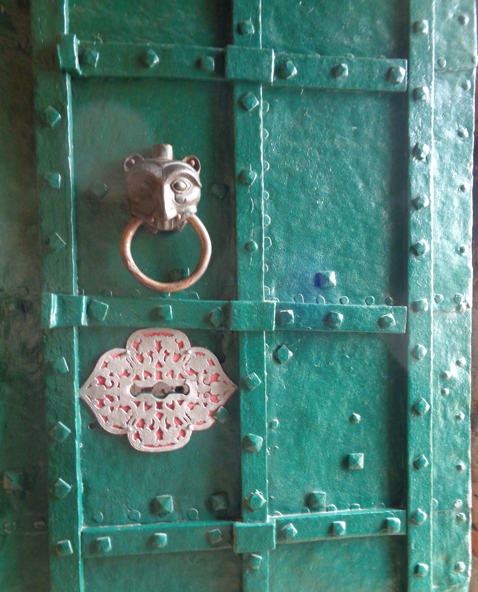 Дверная ручка в виде львиной головы на двери Успенского собора в Ростове.  