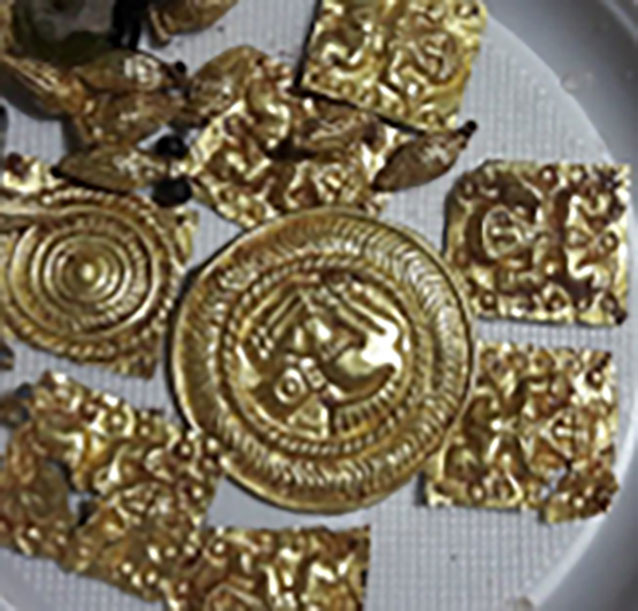 Золото скифов. Археологи его вообще в сейфах держат.Изображены скифские Боги. В музее можно посмотреть.