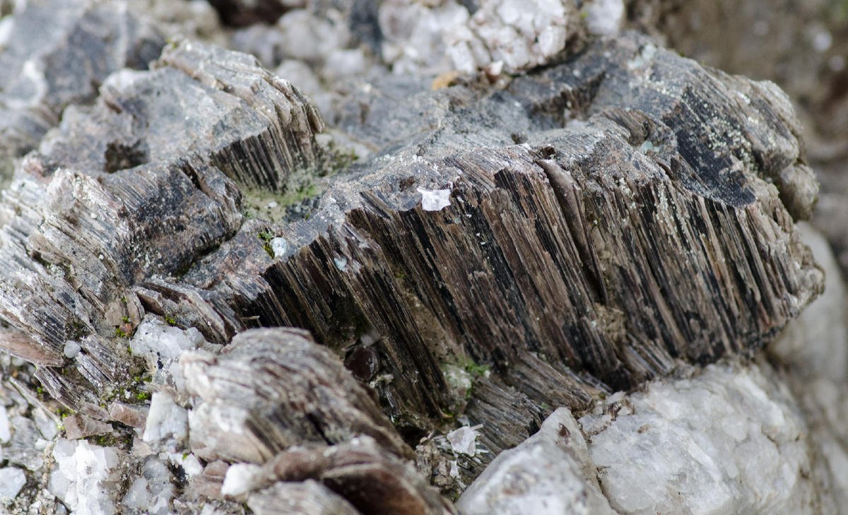Кристаллы мусковита. Плотина