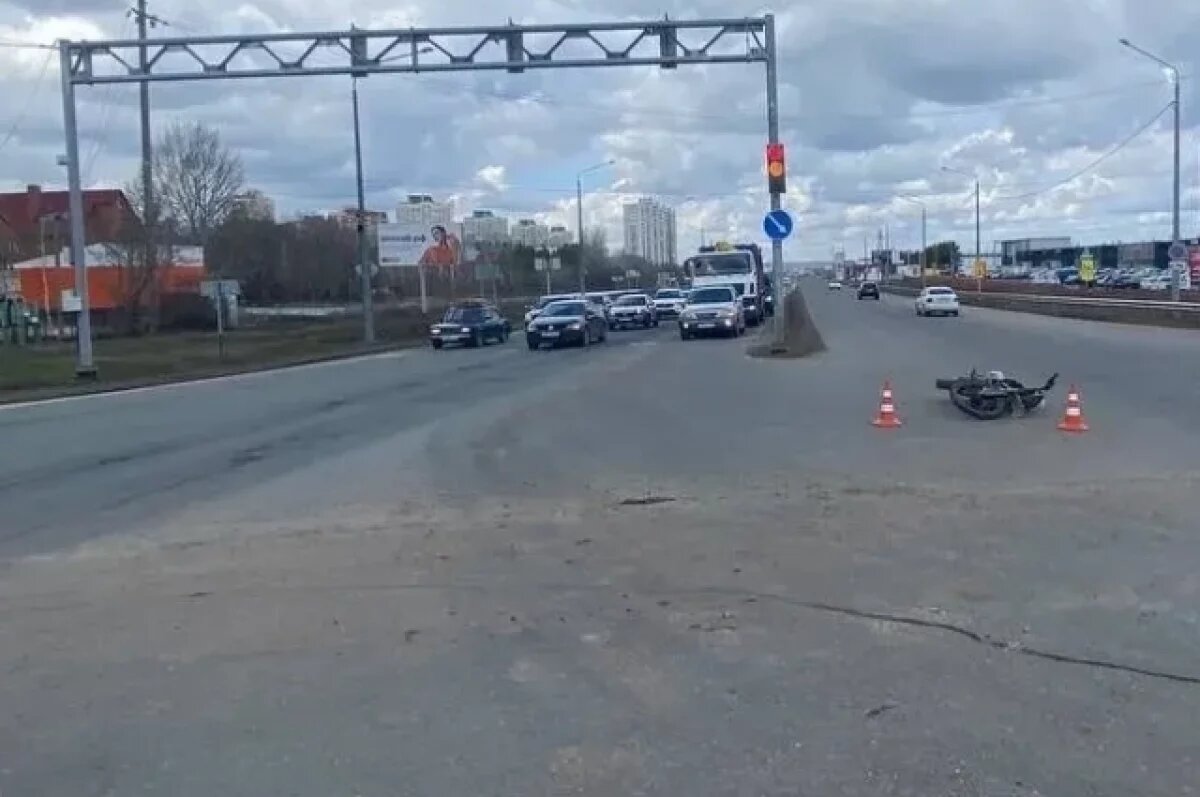    В Оренбурге при повороте налево на разрешающий сигнал светофора мужчина не справился с управлением.