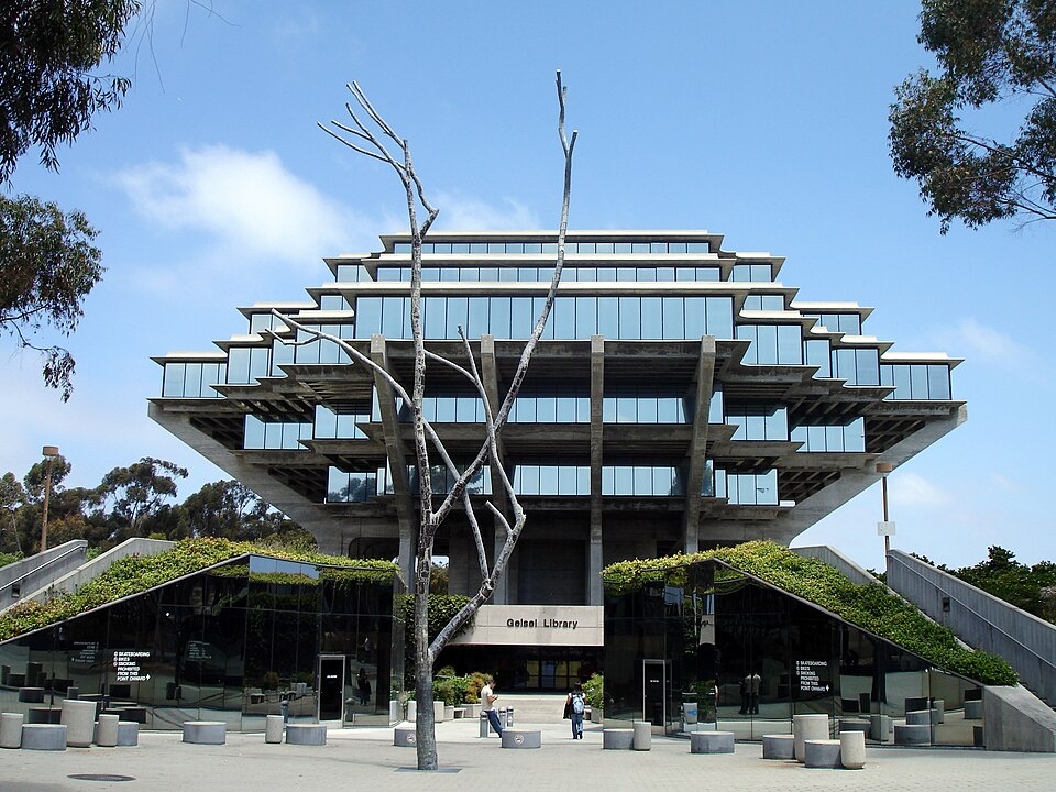 Библиотека Гейзеля в Сан-Диего (Geisel Library) — идеальный пример брутализма, похожий на бетонное инопланетное дерево или космический корабль из антиутопии.