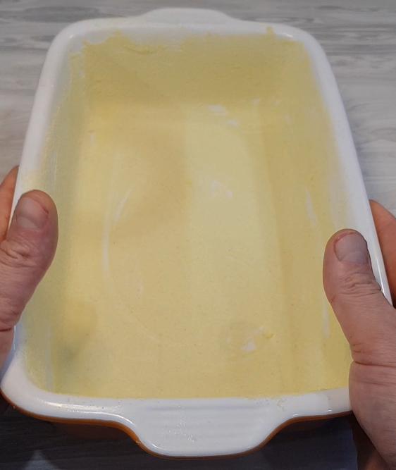 Форма, смазанная маслом и присыпанная манной крупой.