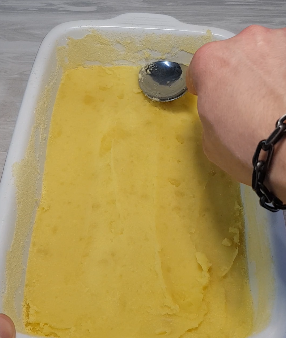 Первая половина картофельного пюре разровнена по дну формы.