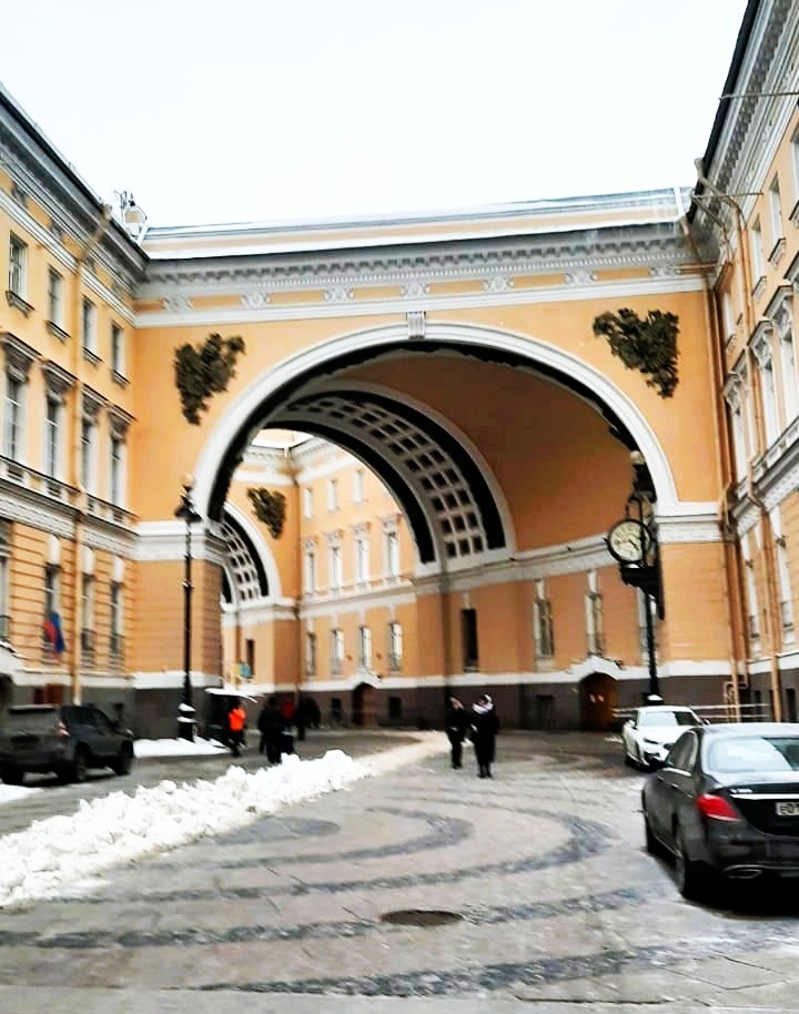 Большая Морская улица, у входа в Триумфальную арку, Санкт-Петербург (личное фото)
