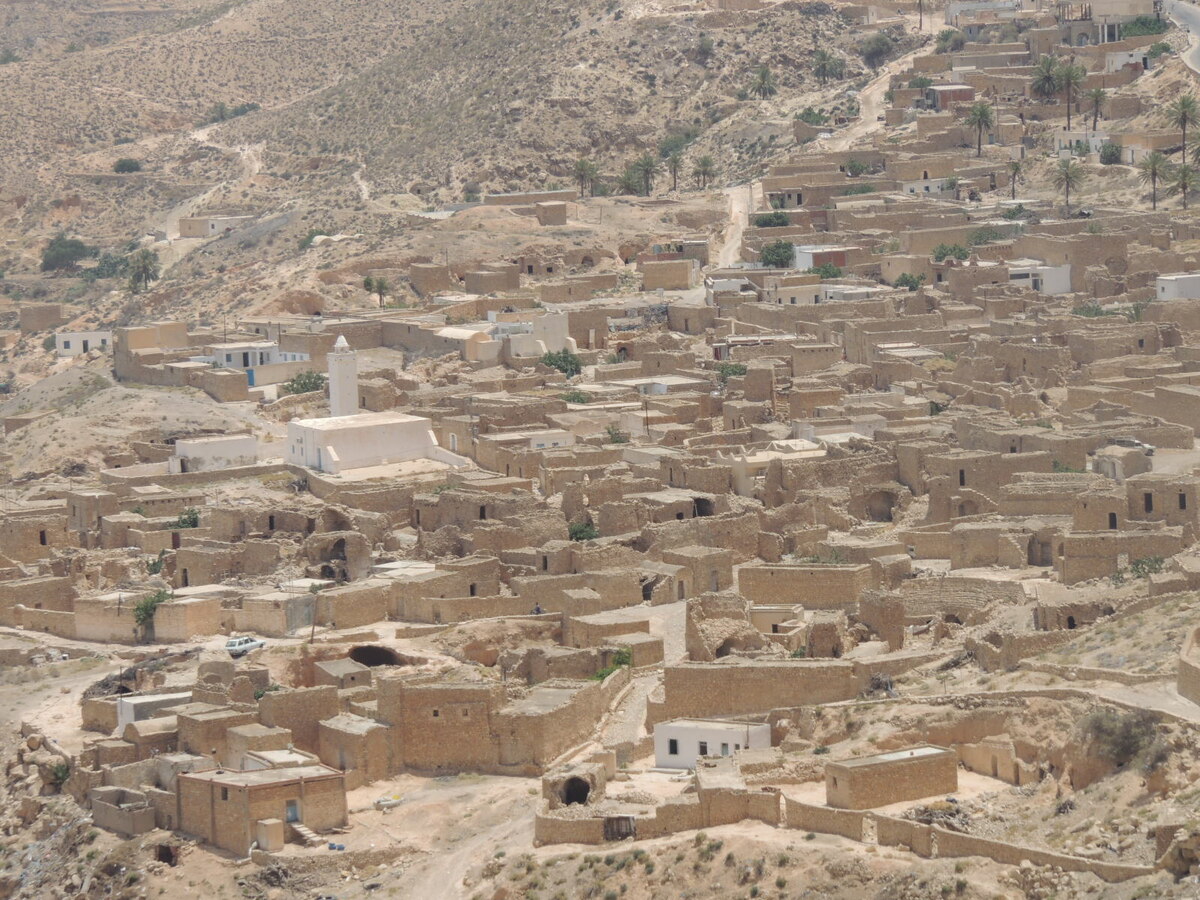 Мечеть выделяется на фоне каменных домов правильной формы