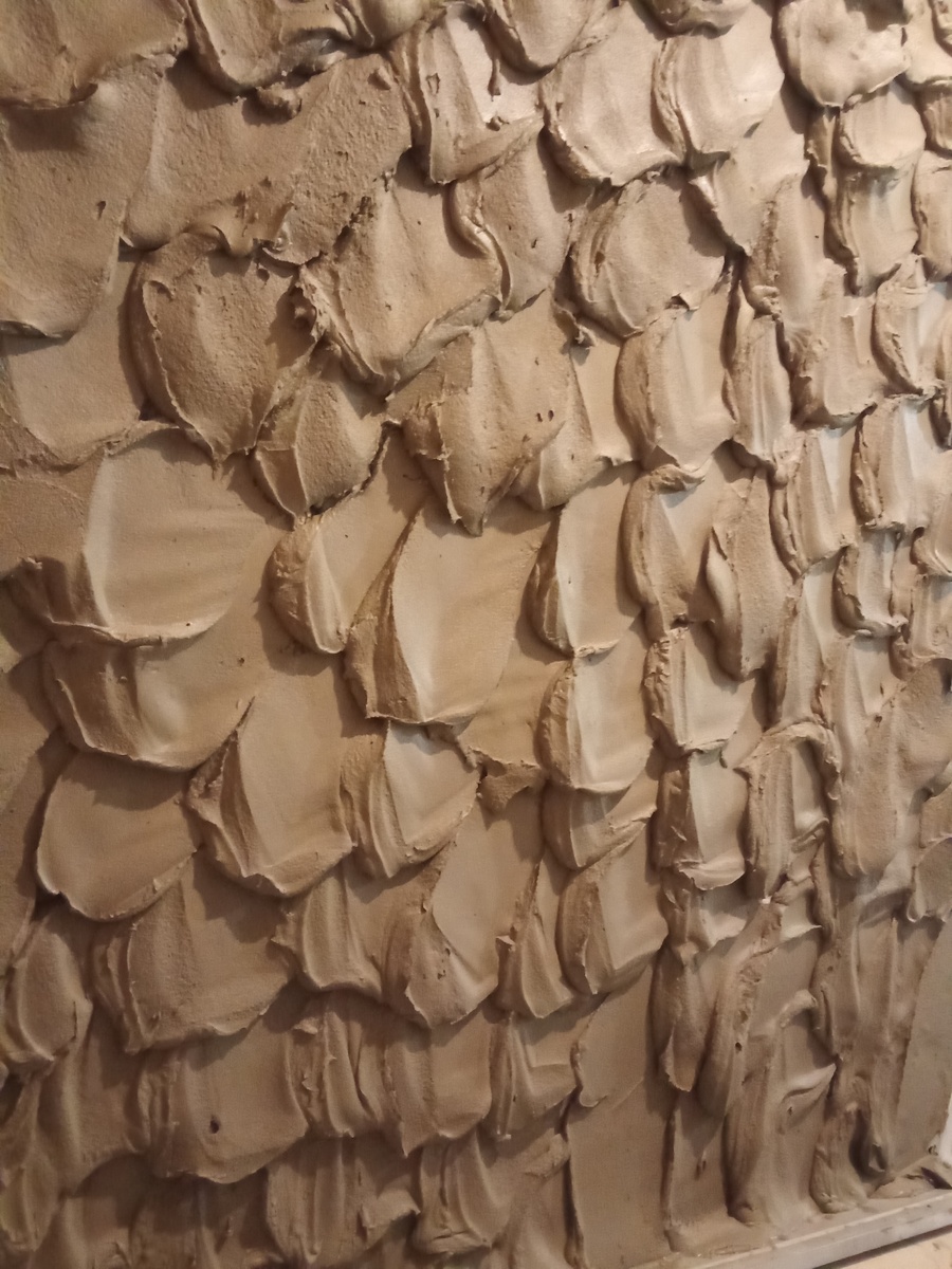 Цементно-песчаная штукатурка на стене. Такой оттенок получился из-за освещения