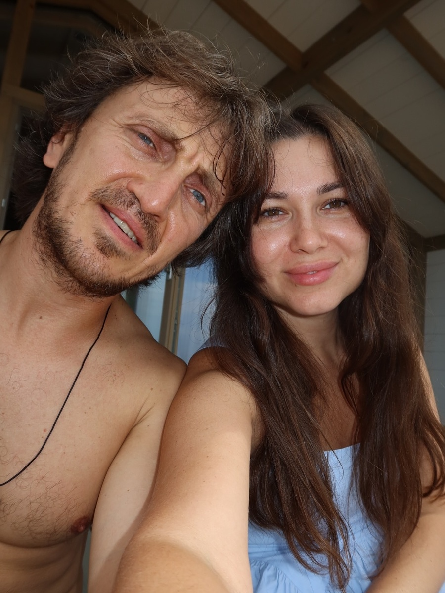 Денис Дорохов с супругой