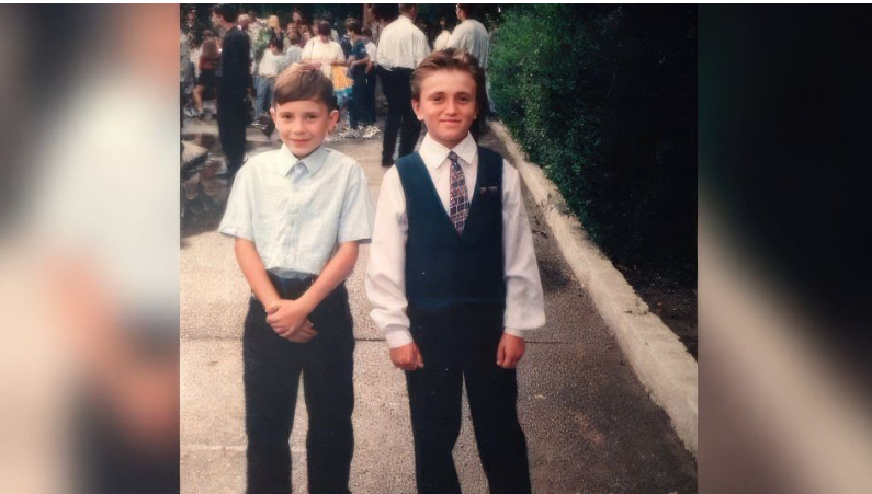 Денис в школьные годы (справа)