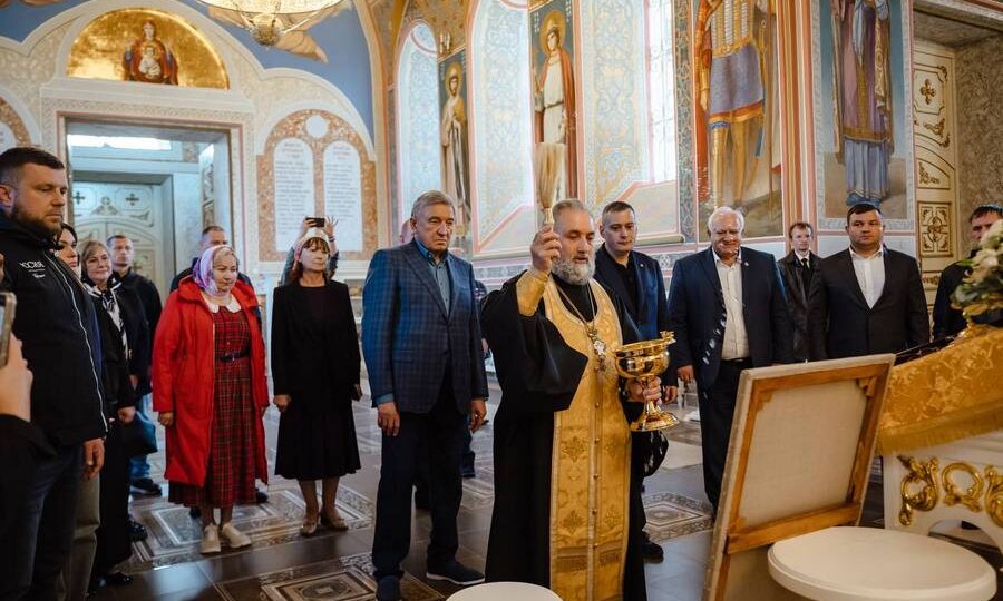 Хинштейн поздравил курян с Вербным воскресеньем