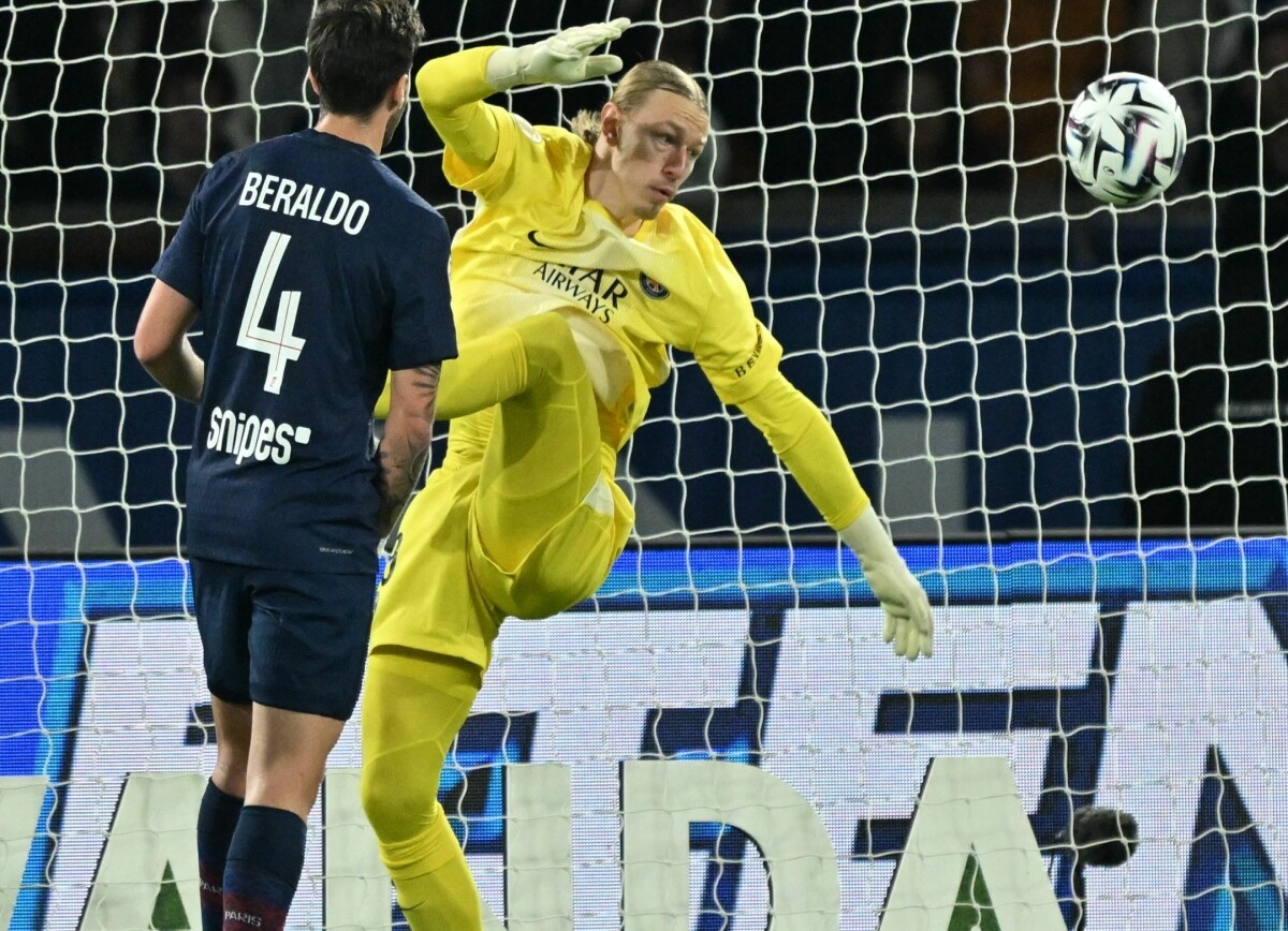     Иностранные фанаты о голевой ошибке Сафонова: он по-прежнему хороший вратарь