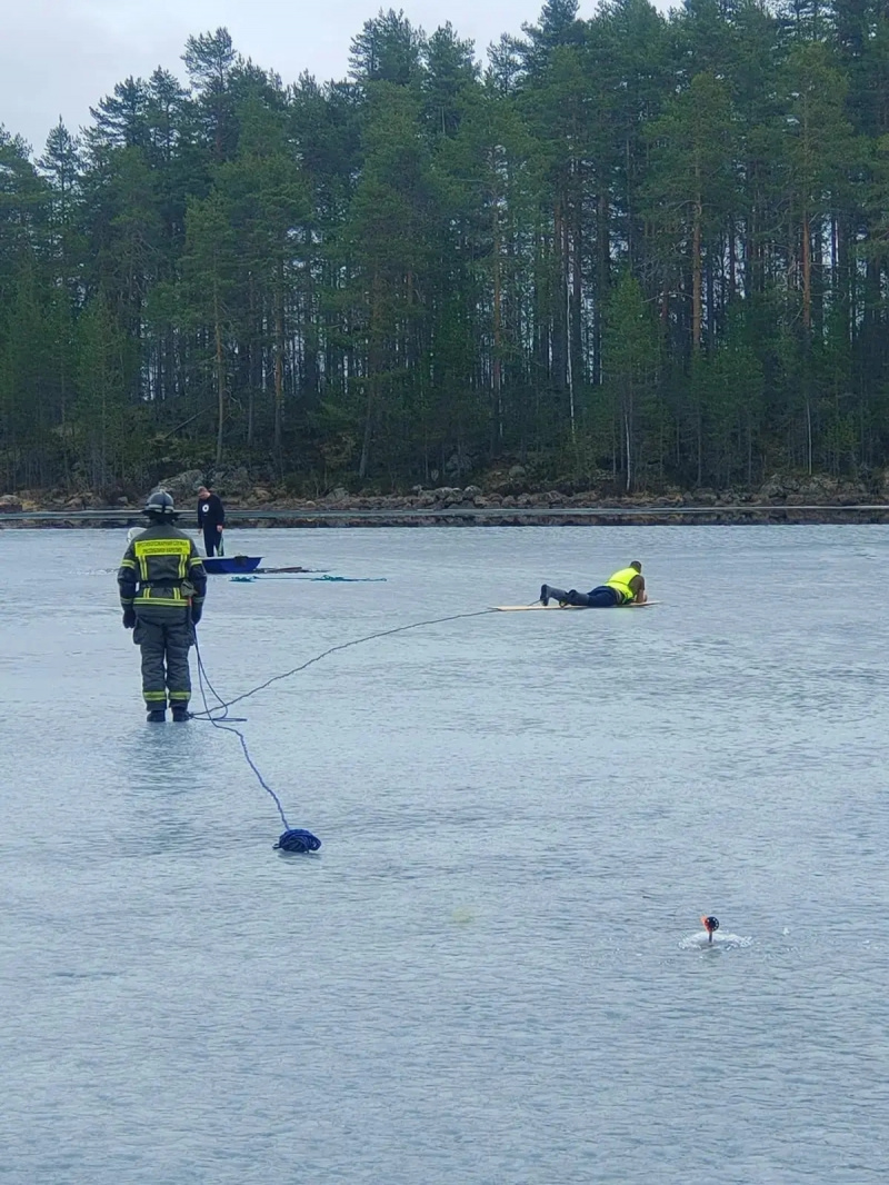    Рыбак выпал из лодки в полынью на озере в СуоярвиГосударственный комитет Карелии по ОЖ и БН