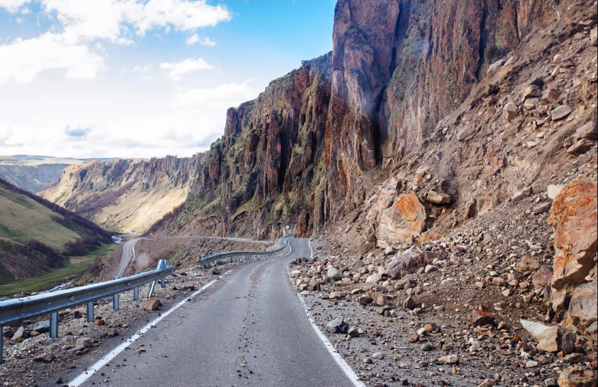 камнепады на дороге в горах