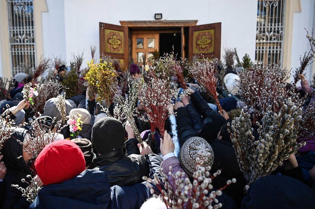 Вербное воскресенье (Вход Господень в Иерусалим) — один из самых трогательных и символичных праздников православного календаря. Он отмечается за неделю до Пасхи, в шестое воскресенье Великого поста. Разберёмся в истории, духовном смысле и народных традициях этого дня.