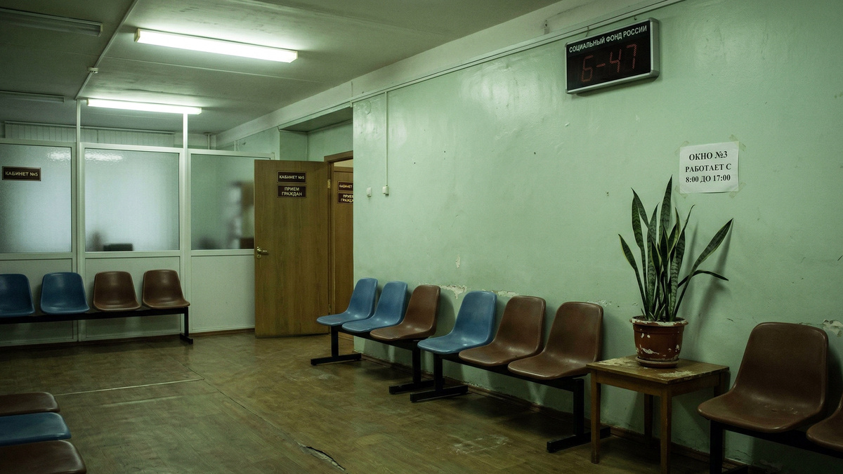 Зал ожидания Соцфонда. Табло не меняется уже двадцать минут.