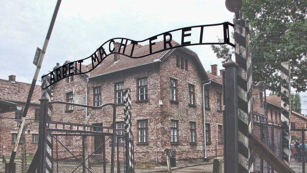     Ворота концлагеря Освенцим   
(сс) tsaiproject