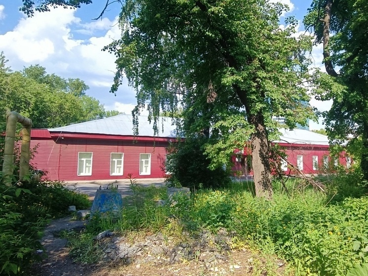     Здание тюрьмы XVIII века покрыто сайдингом. Фото: Николай Курилов / МК-Урал.