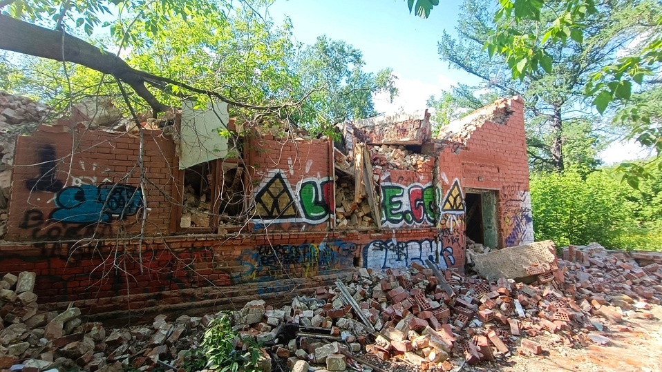     В мае 2025 года снесли два старинных здания (начало 20 века) рядом со стройплощадкой «Брусники» на ул. Челюскинцев, 5к и 5л. Фото: Николай Курилов / МК-Урал.