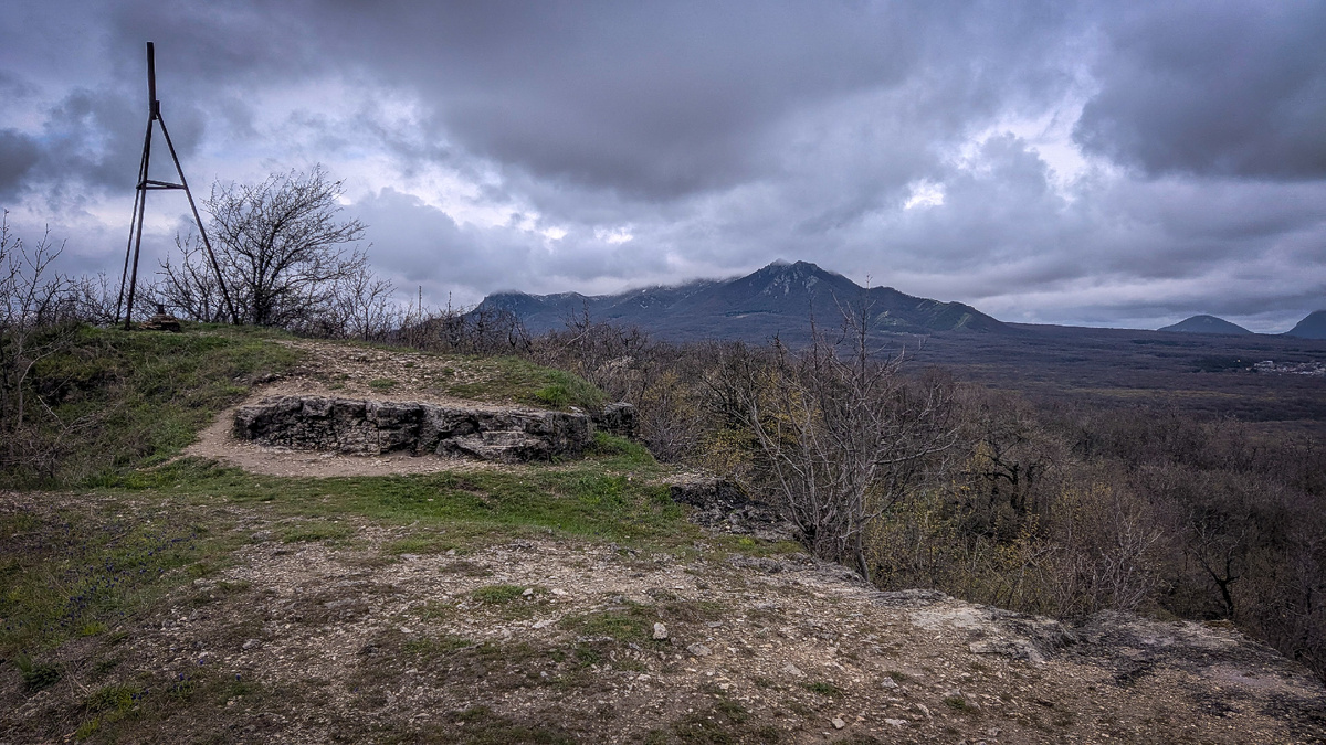 Перкальские скалы. Считается местом дуэли.