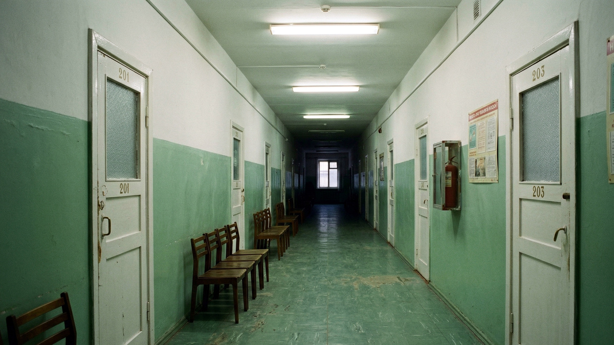 Поликлиника в субботу. Тишина такая, что слышно, как время в коридорах оседает пылью