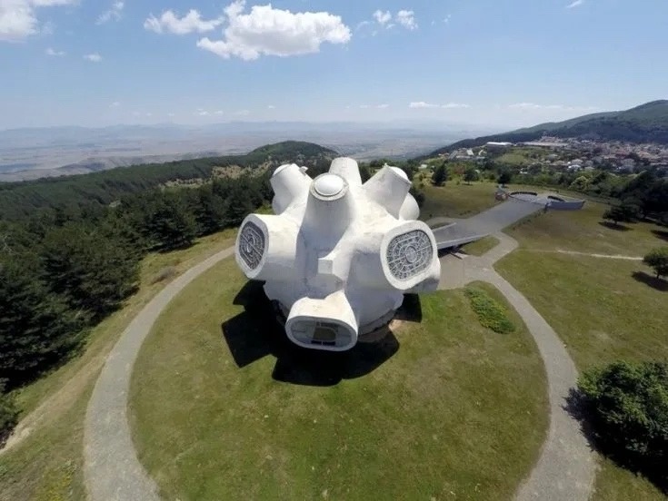 

Знаете ли вы, что в Северной Македонии можно приземлиться на… космический корабль? 🛸

Перед вами мемориал Илинден — архитектурный шедевр, завершенный в 1974 году. 🏛️ Это здание одновременно напоминает футуристический звездолет и гигантскую белую скульптуру, готовую вот-вот взлететь в небо. ☁️

Но за этой смелой формой скрывается глубокая история. 📜 Комплекс был открыт 2 августа 1974 года не случайно:
📅 К 30-летию второй сессии Антифашистского собрания народного освобождения Македонии.
🎉 И к 71-й годовщине легендарного восстания в Илинден против Османской империи.

Это место, где футуризм встречается с памятью, а бетон превращается в искусство. 🎨

Как вам такая архитектура? Полетели? 🌌

#Илинден #СевернаяМакедония #Архитектура #Брутализм #СоветскийМодернизм #Мемориал

