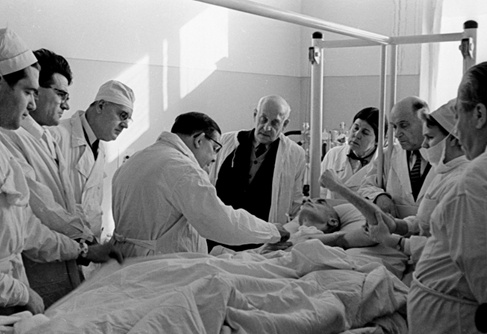 Спасали Гения светила медицины всего мира!
Лекарства везли в Москву самолётами из Лондона, при этом задерживая на 2 часа вылет рейсового самолёта.