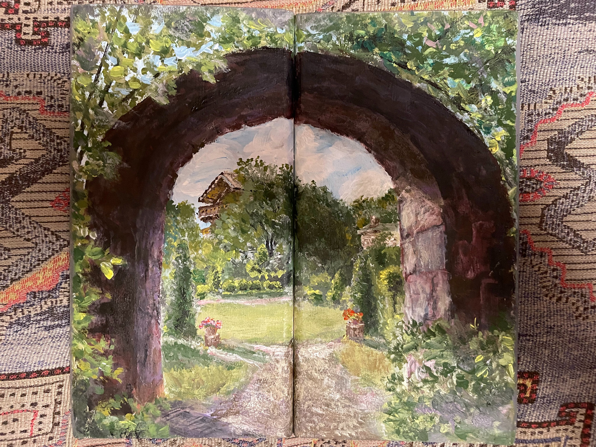 Вид на старый дом через арку