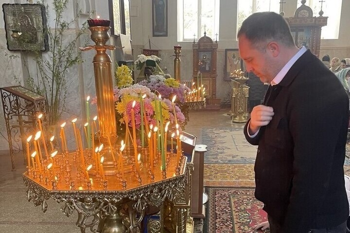 Жители Токмака освятили вербу в Свято-Успенском соборе
