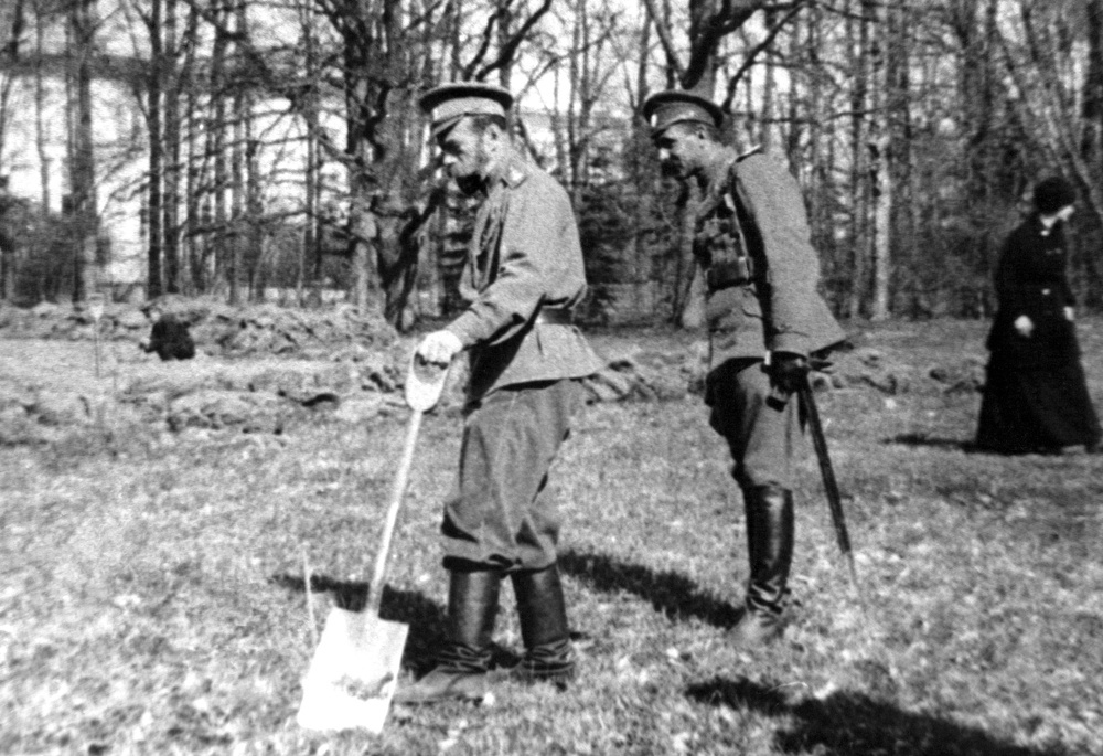 В Царском Селе устроили огород. Работали все: царская семья, приближенные и прислуга дворца. Помогали даже несколько солдат караула.