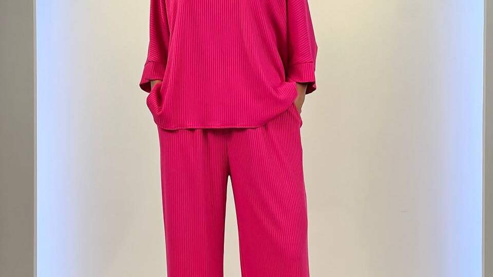 Прелестный костюм цвета фуксия, с хорошей скидкой