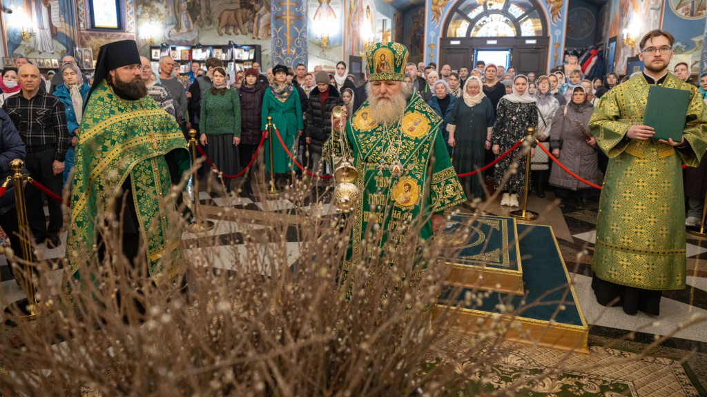    Митрополит Павел совершил всенощное бдение и освятил вербы в Троицком соборе Сургута