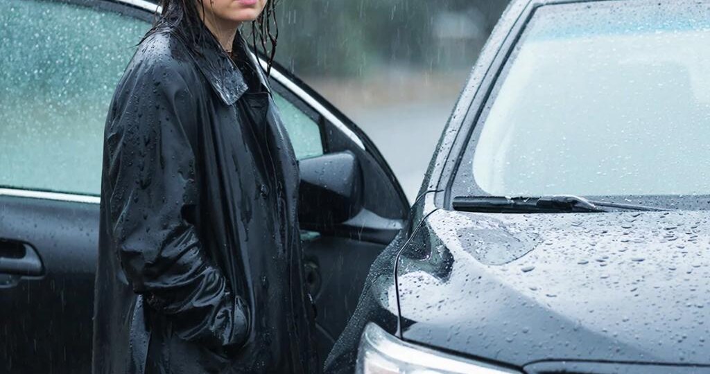 Свекровь выгнала меня из машины под проливной дождь, а когда через год попросилась пожить у нас, я приготовила для нее сюрприз