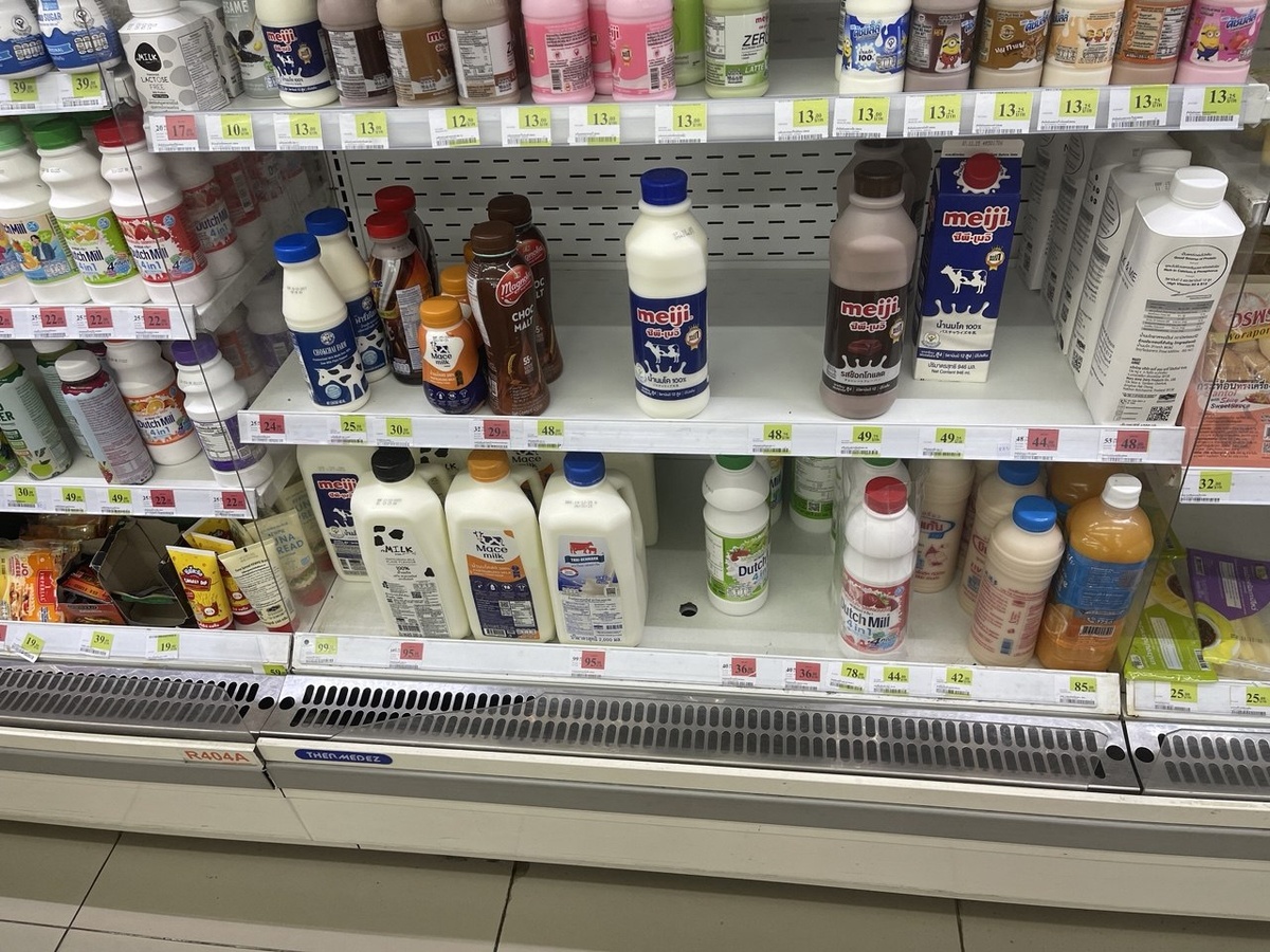 молочный отдел в местном магазине 