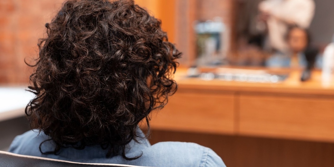 Как окрасить кудри без потери формы и здоровья волос