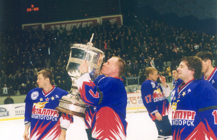 Омск. 6 апреля 2001 года. Андрей Разин с Кубком чемпиона России