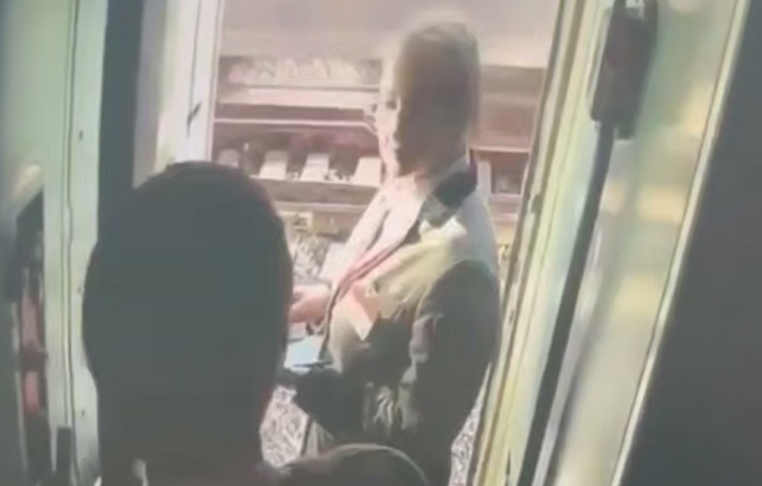 "Тебе не место в этом поезде": Пассажир высадил проводницу из тамбура поезда Челябинск - СПБ