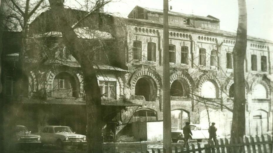    Территория мануфактурных складов   Фото из семейного архива Сергея Кочнева / pastvu.com