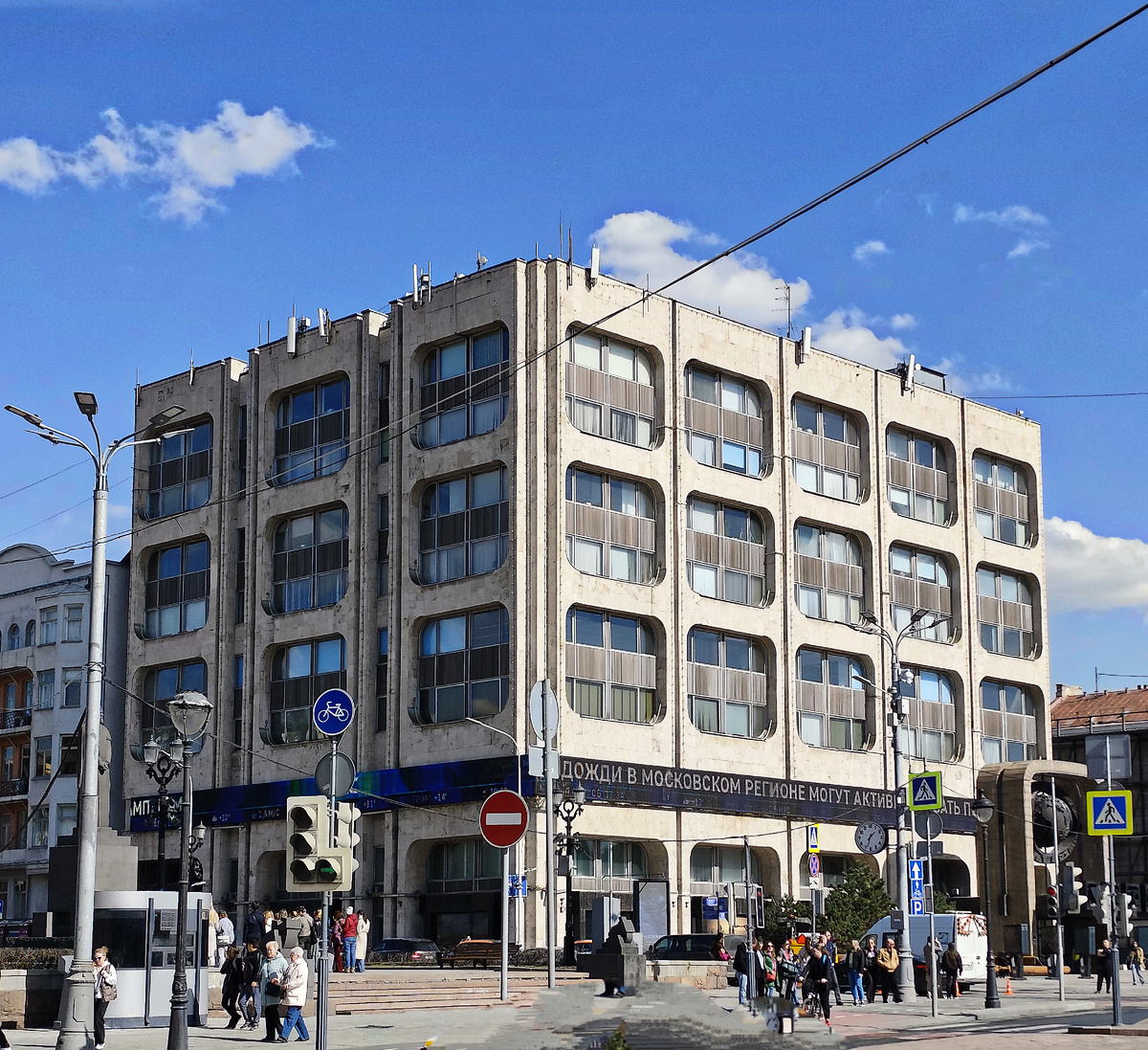 Здание ТАСС. Бегущая строка (над первым этажом) в режиме "нон-стоп" сообщает нам последние новости в прямом эфире.