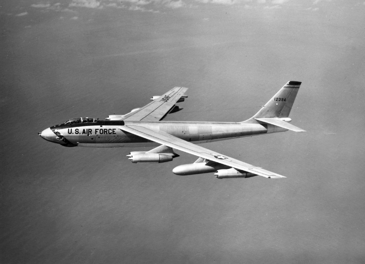 B-47 в полёте https://en.wikipedia.org/wiki/File:22d_Bombardment_Wing_Boeing_B-47E-55-BW_Stratojet_51-2394.jpg