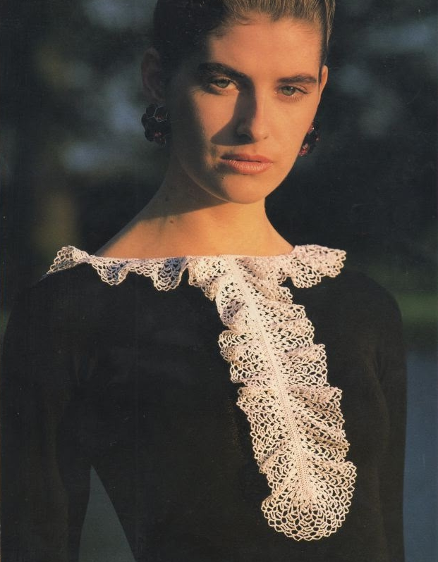 жабо связанное крючком