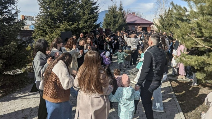 В Барнауле отмечают армянскую Пасху у церкви святой Рипсиме