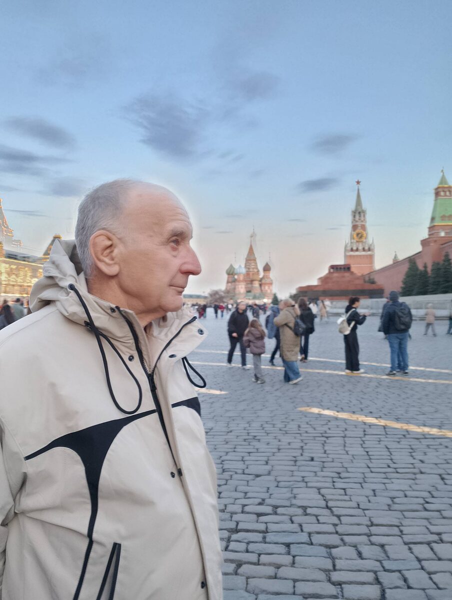 Живу в Москве уже почти тридцать лет, а на Красной площади бывал за это время суммарно, наверное, меньше, чем когда жил в Сибири и мотался сюда в командировки. Еще один парадокс.